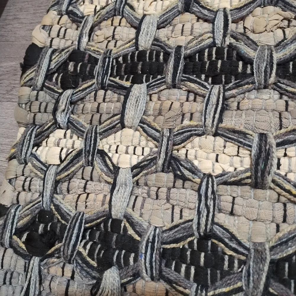 Throw rug - Picture 3 of 3